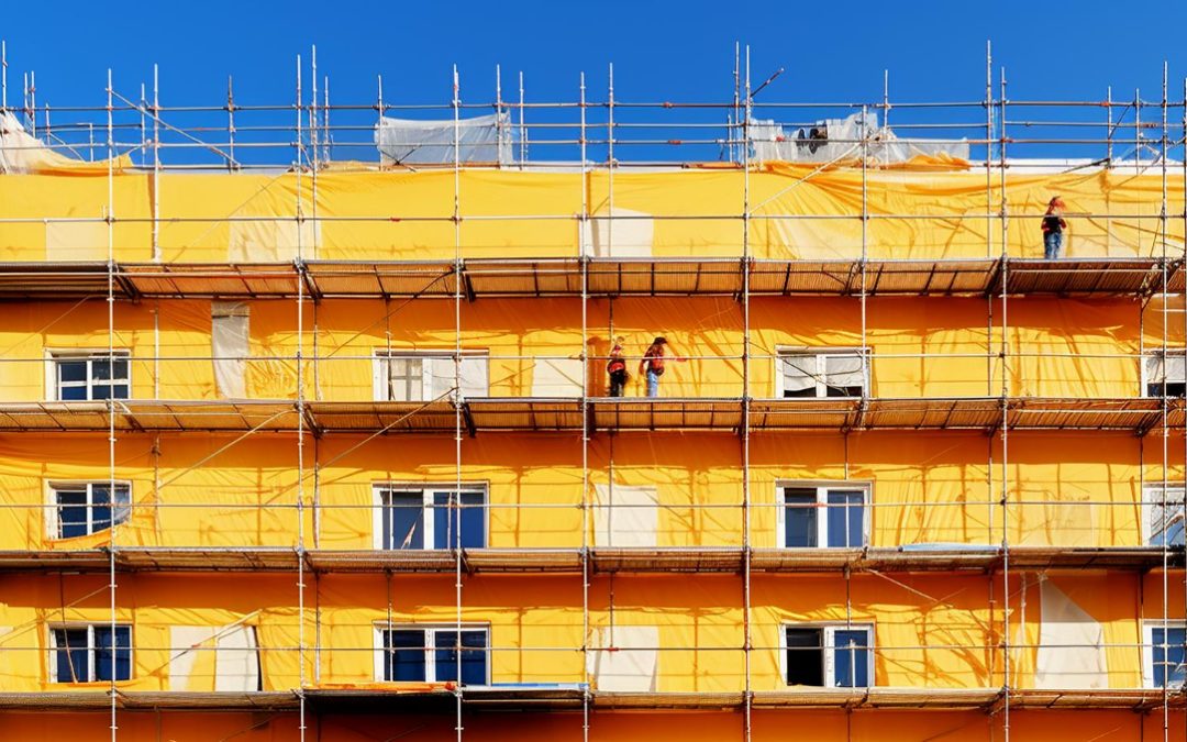 הרושם הראשוני קובע את השווי: שיפוץ בניין – הכניסה לדירה משודרגת